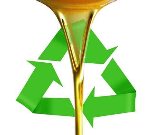 Un chorro de aceite atravesando el símbolo de reciclado